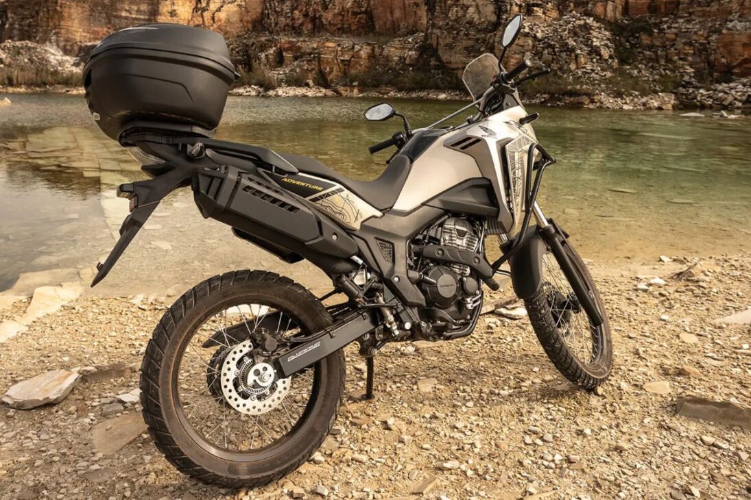 Honda Sahara 300 Adventure 2024 combina velocidad final de 150 km/h con consumo urbano de carro 1.0 económico