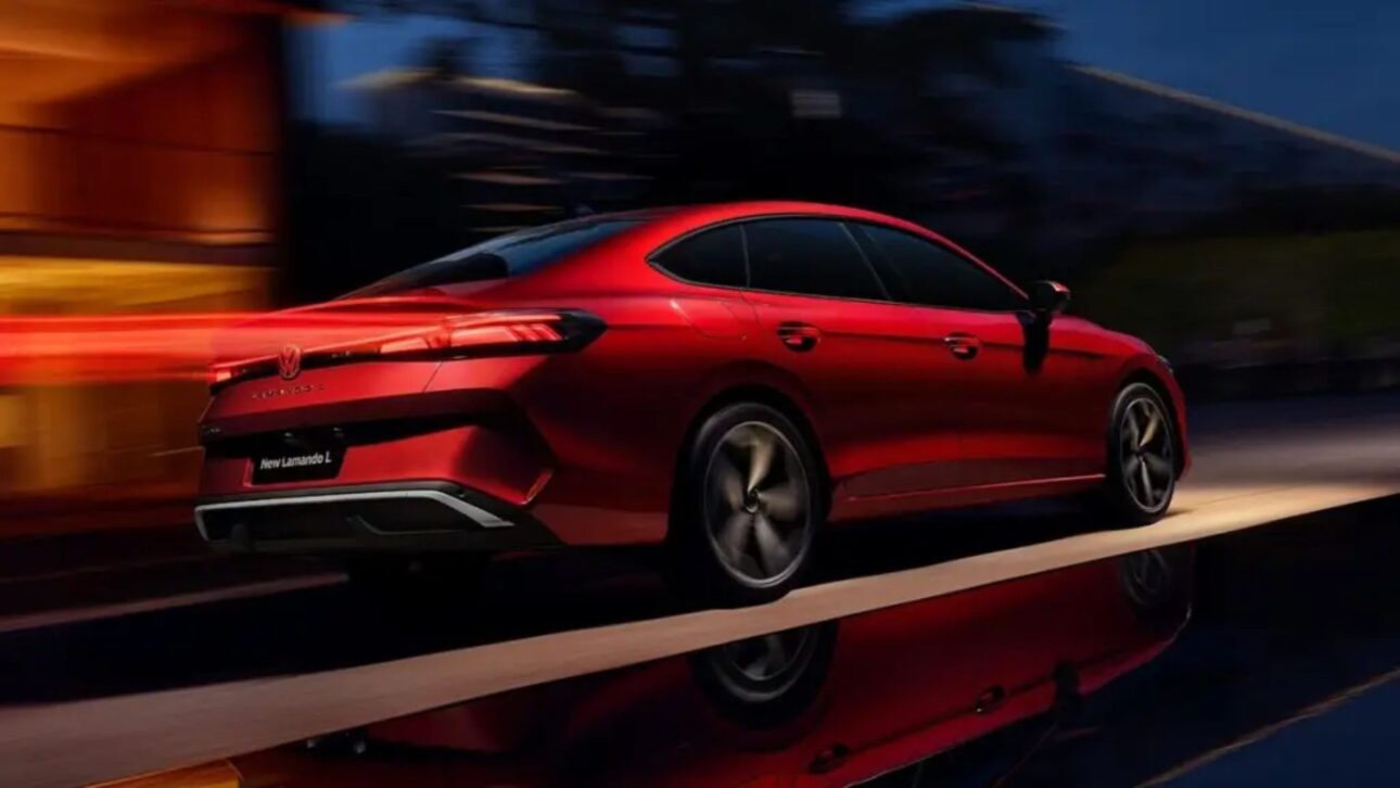 Volkswagen Lamando L 2026 en Destacado en Color Rojo, Reforzando la Identidad Visual Deportiva del Modelo (Imagen: Divulgación)