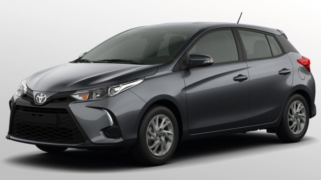 Toyota Yaris se destaca entre los vehículos seminovos con buen maletero, eficiencia en el consumo y liquidez en el mercado de usados. (Imagen: divulgação)