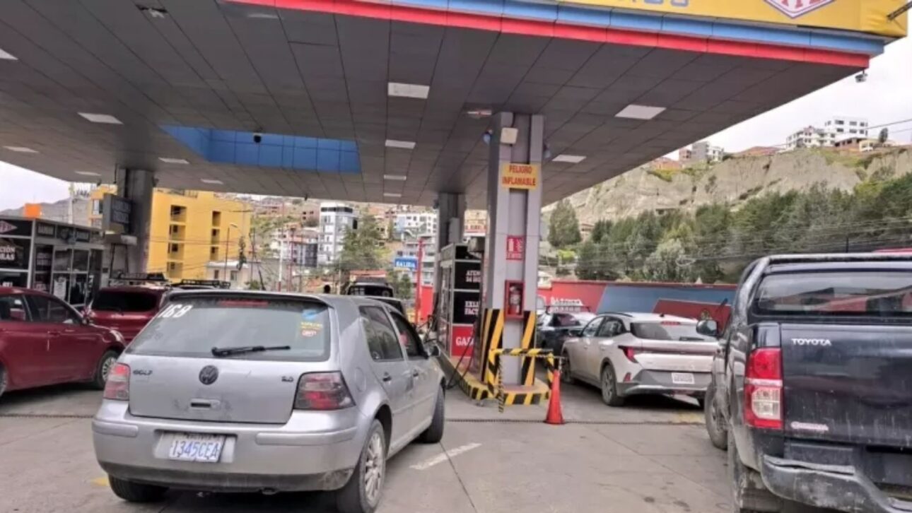 Gasolina a R$ 1,29 y venta en botellas PET atraen brasileños para abastecer en Bolivia en medio de la crisis y restricciones crecientes en la frontera.