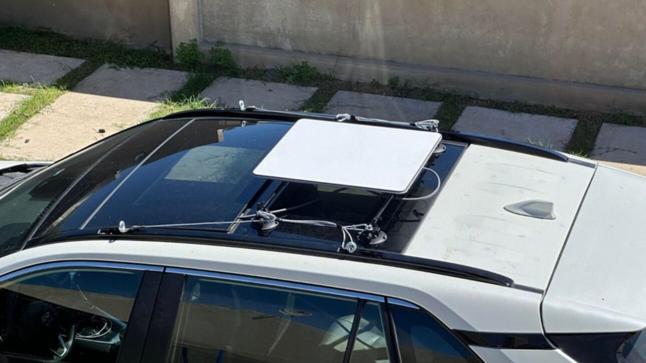 Antena Starlink en vehículos crece en Brasil, pero instalación incorrecta puede causar multas y retención. Conoce las reglas de la PRF y evita problemas.