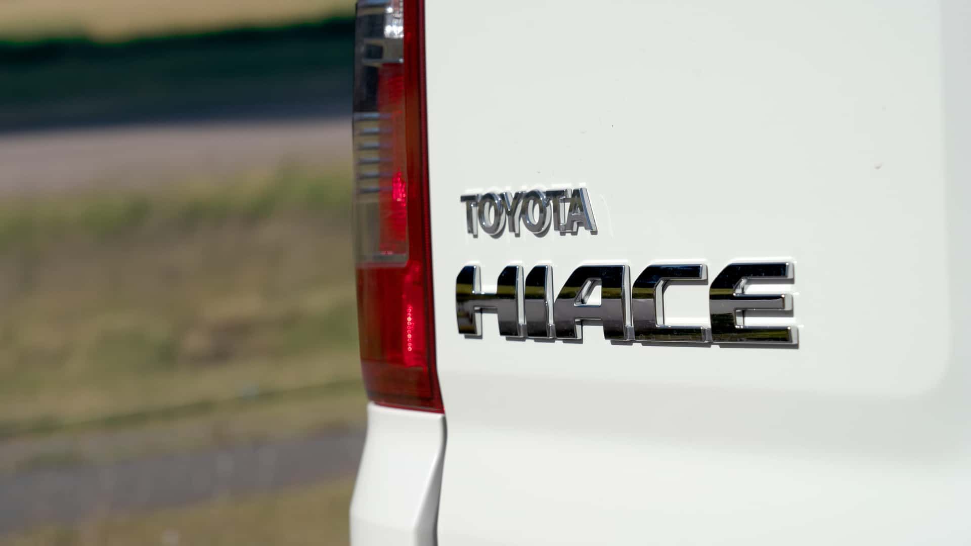Toyota Hiace llega a Brasil con motor de la Hilux, hasta 14 plazas y tecnología avanzada, prometiendo innovar el mercado de furgonetas de gran tamaño.