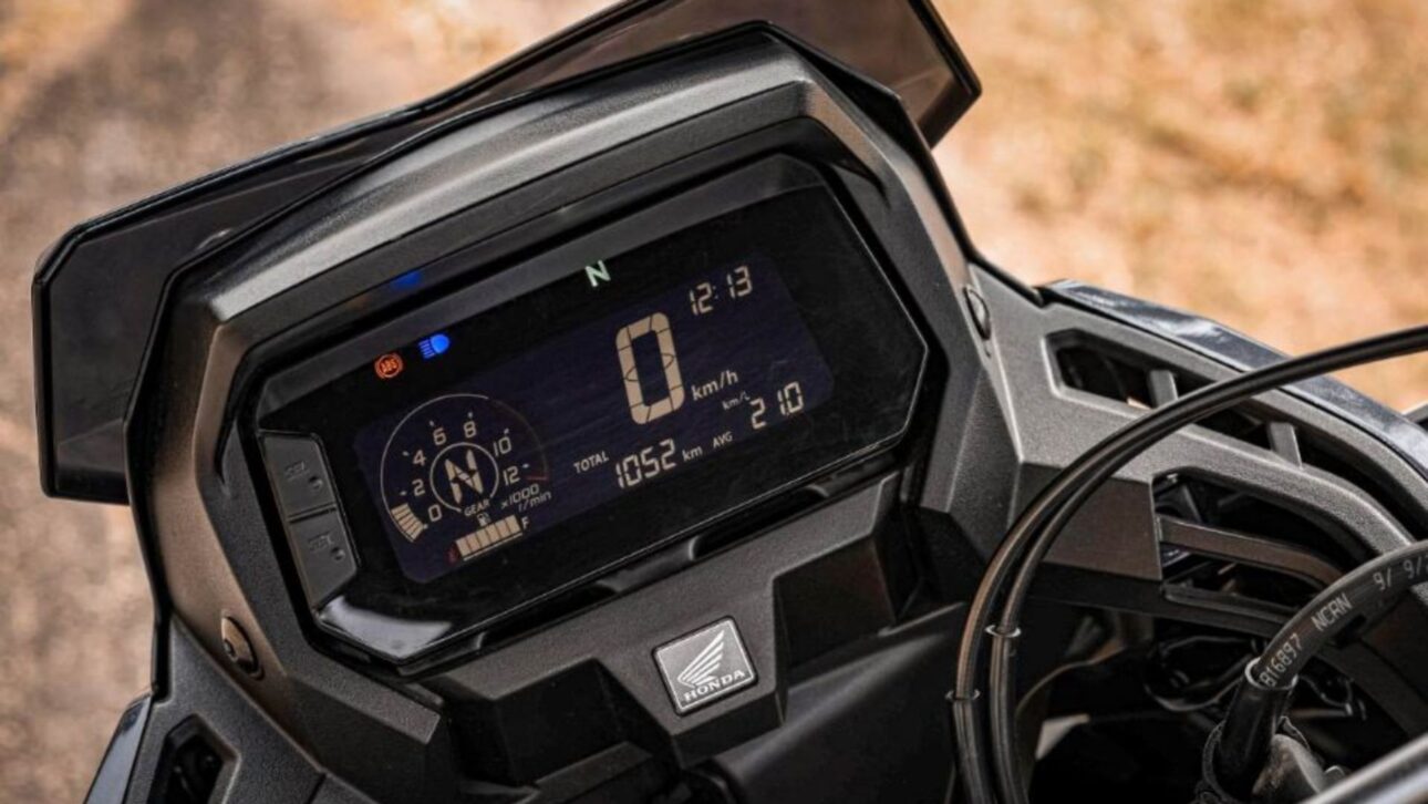 Honda Sahara 300 2026 Debuta en Brasil con Motor Flex, Panel Digital, ABS, Nuevos Colores y Garantía de 3 Años. Consulta Versiones y Precios.