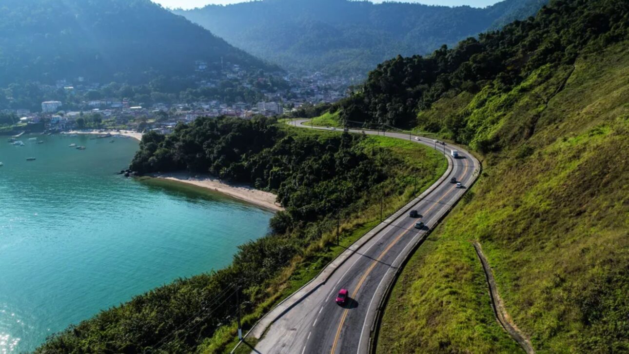 Descubre por que la carretera más bonita de Brasil, la Rio-Santos, encanta a los viajeros con playas desertas, vilarejos históricos y miradores naturales.