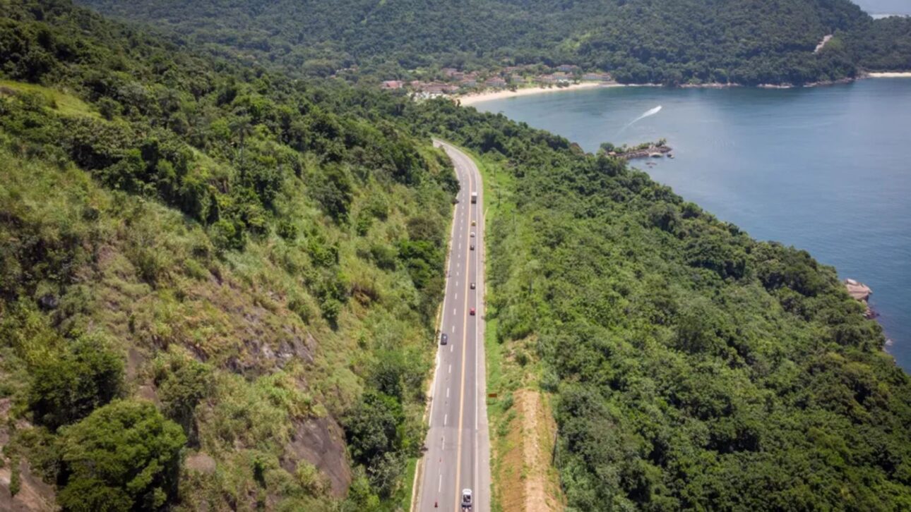 Descubre por qué la carretera más bonita de Brasil, la Rio-Santos, encanta a los viajeros con playas desertas, vilarejos históricos y miradores naturales.