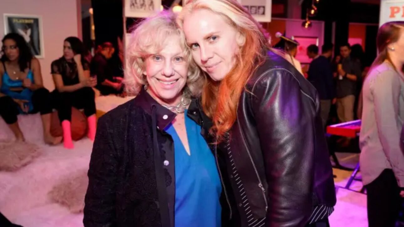 En su nuevo libro, Molly Jong-Fast (a la derecha) narra la trayectoria de su madre, la autora feminista Erica Jong (a la izquierda), rumbo a la demencia