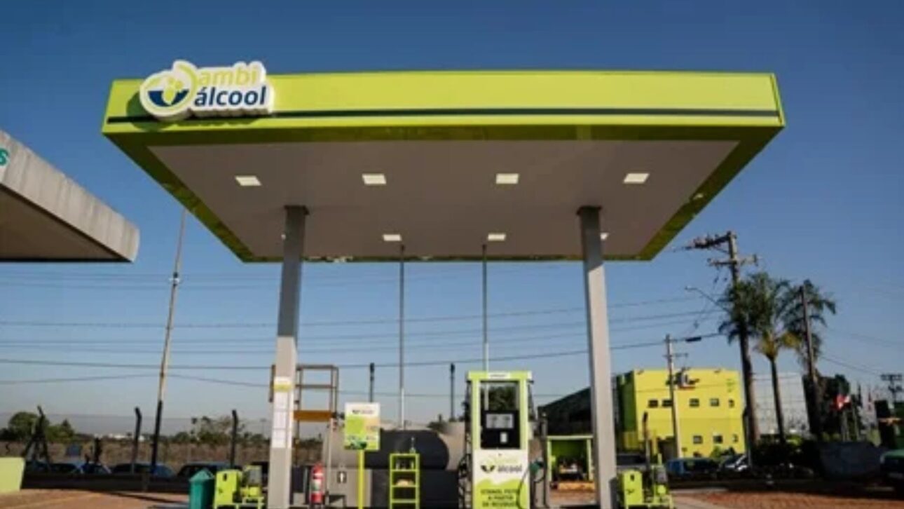 Prueba revela desempeño del etanol hecho de residuos alimentarios frente al tradicional de caña. Sepa qué cambia para el automóvil y Brasil.