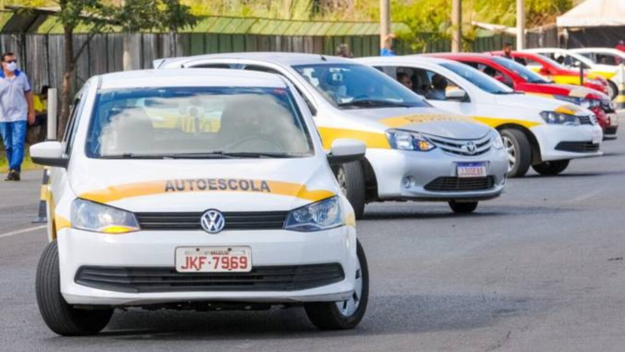 Nueva ley puede eliminar autoescuelas y reducir el costo de la LNC en hasta 80%. Entienda cómo el proyecto puede democratizar el acceso a la habilitación.