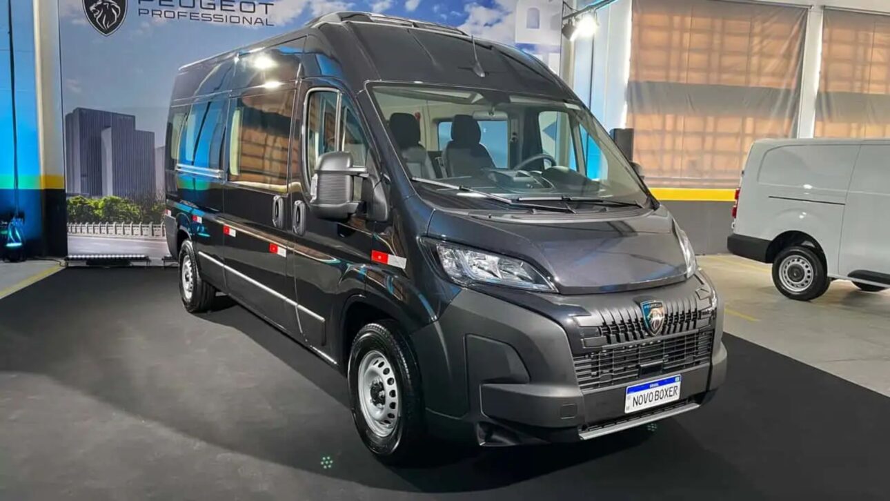 Descubre todo sobre el nuevo Peugeot Boxer 2026: motor 2.2 turbodiésel, hasta 18 lugares, visual renovado y tecnología para el segmento de vans.