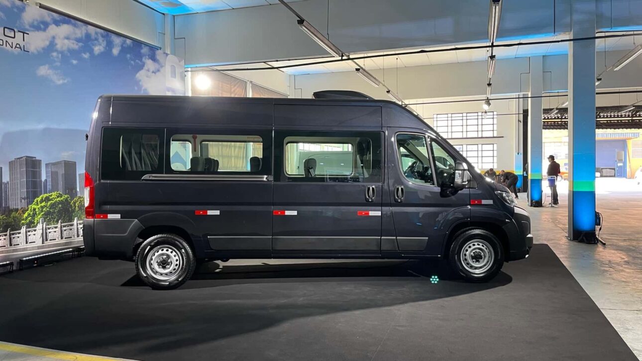Descubre todo sobre el nuevo Peugeot Boxer 2026: motor 2.2 turbodiésel, hasta 18 lugares, visual renovado y tecnología para el segmento de vans.