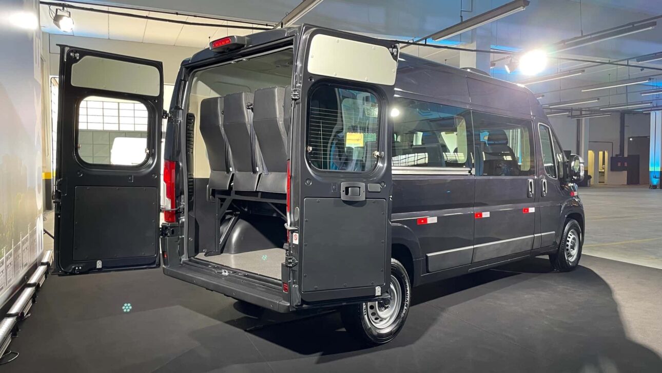 Descubra tudo sobre o novo Peugeot Boxer 2026: motor 2.2 turbodiesel, até 18 lugares, visual renovado e tecnologia para o segmento de vans.