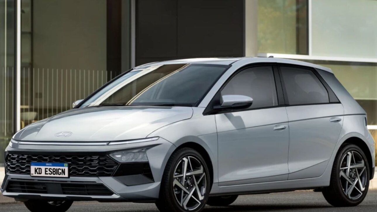 Proyección del nuevo Hyundai HB20 2026, que deberá venir con visual futurista, motor 1.0 turbo, tecnología híbrida-leve y competir en el mercado con Polo, Onix y Yaris. (Imagen: KDesignAG)
