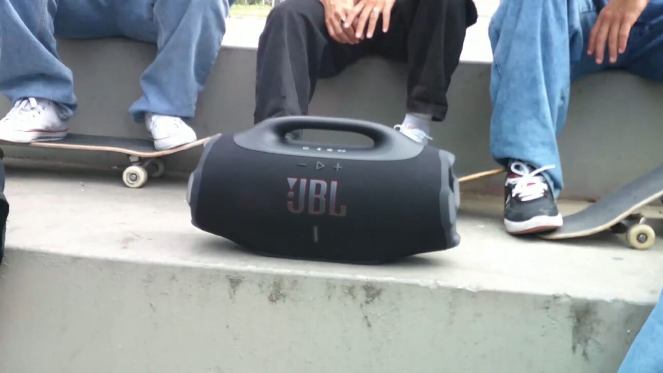 Conozca la nueva JBL Boombox 4 con autonomía de 28 horas, resistencia al agua, sonido potente y tecnología de audio avanzada. Descubra los detalles.