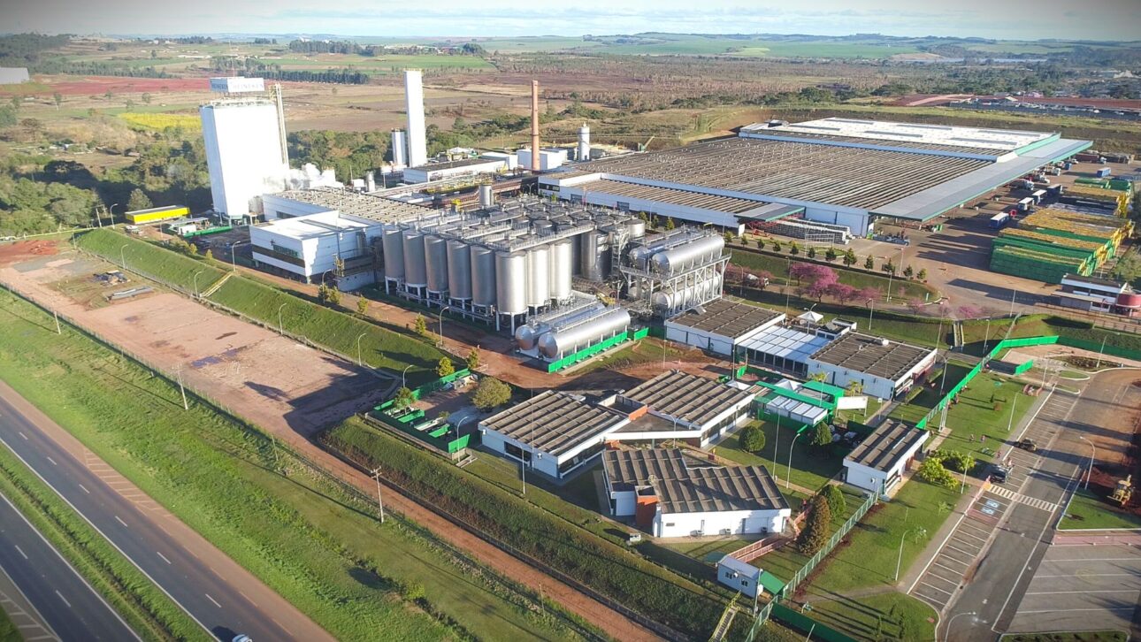 Heineken invierte R$ 1,2 mil millones en la expansión de su cervecería en Pernambuco, triplica la producción de Amstel y se enfoca en la sostenibilidad.