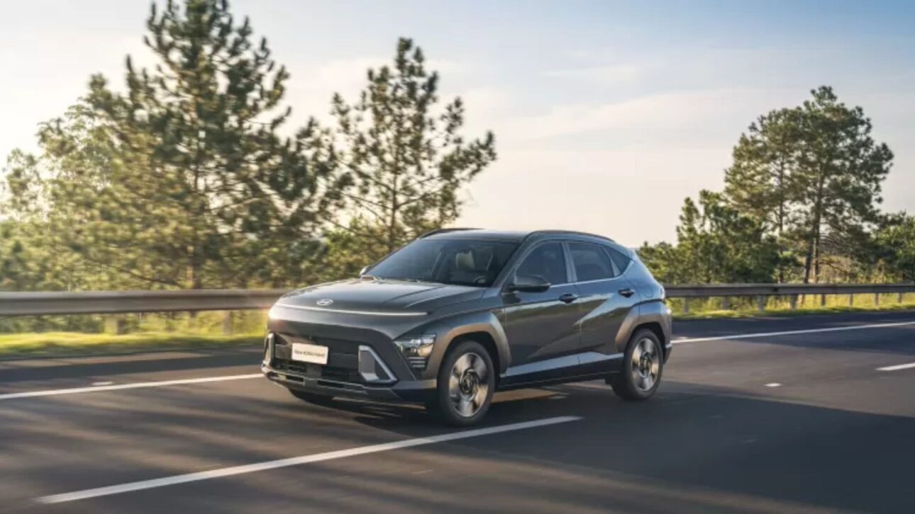 Descubre cómo el Hyundai Kona alcanza 18,4 km/l en la ciudad y se destaca en consumo, tecnología y seguridad frente a rivales del segmento SUV híbrido.