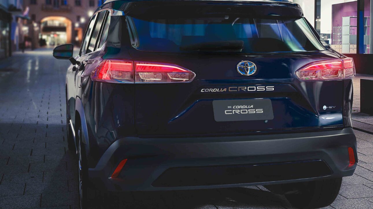 Toyota Corolla Cross 2026 trae consumo de até 17,7 km/l, painel digital, motor híbrido de 122 cv e tecnologia completa. Vale o preço extra.