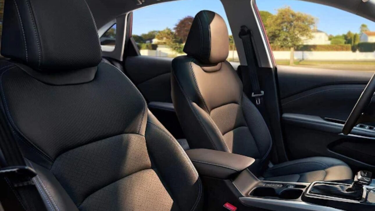 Chevrolet Cruze 2026 estrena en Oriente Medio con motor 1.5 turbo, cambio doble embrague y paneles digitales, mirando sedanes medianos.