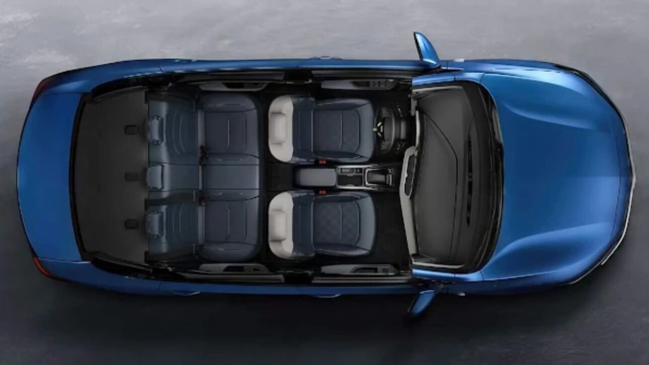 Chevrolet Cruze 2026 estrena en Oriente Medio con motor 1.5 turbo, cambio doble embrague y paneles digitales, mirando sedanes medianos.