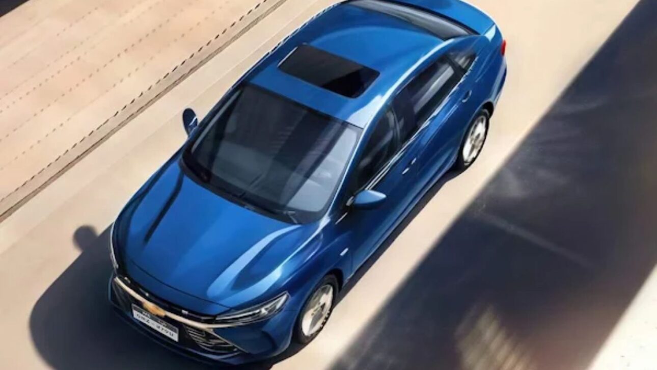 Chevrolet Cruze 2026 estrena en Oriente Medio con motor 1.5 turbo, cambio doble embrague y paneles digitales, mirando sedanes medianos.
