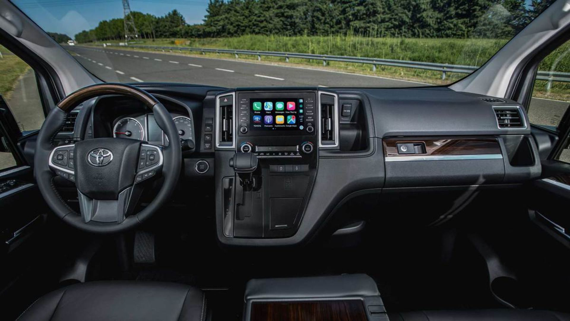Toyota Hiace chega ao Brasil com motor 2.8 da Hilux, capacidade para 14 pessoas e câmbio automático. Lançamento esperado em 2025.