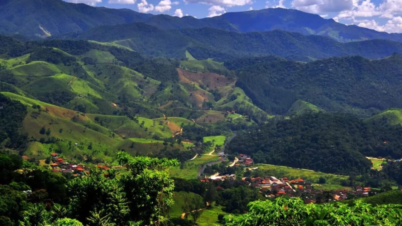 Descubre Visconde de Mauá, refugio en la Sierra de la Mantiqueira con cascadas, senderos y gastronomía en medio de la Mata Atlántica preservada.
