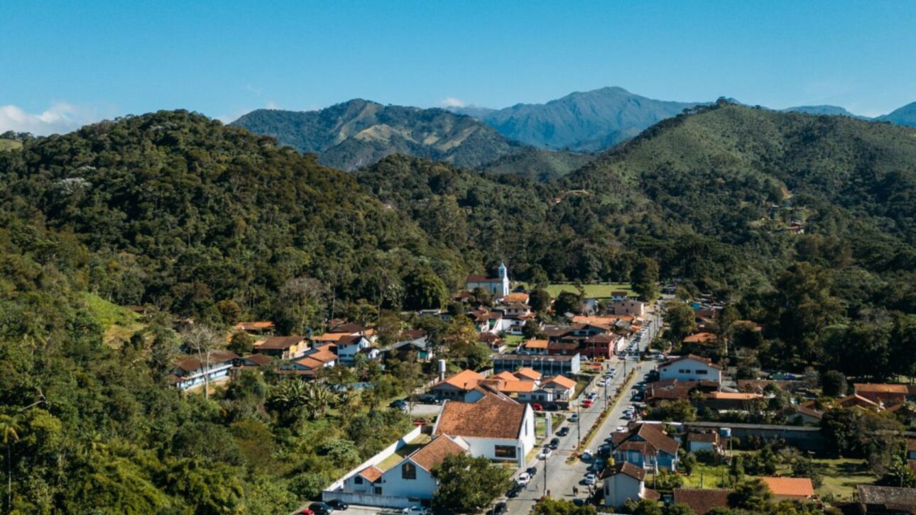 Descubre Visconde de Mauá, refugio en la Sierra de la Mantiqueira con cascadas, senderos y gastronomía en medio de la Mata Atlántica preservada.