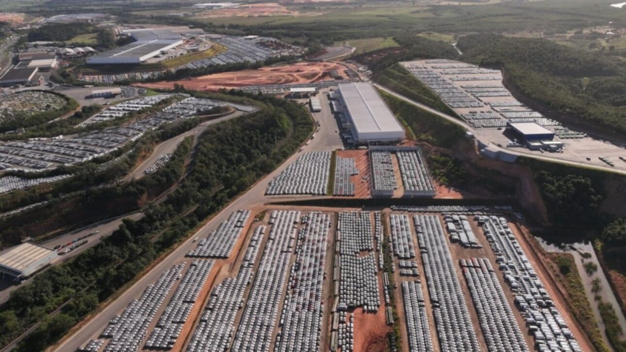 Coches importados de China, Estados Unidos, Corea y otros países en el Centro Automotriz que se encuentra en la Rodovia do Contorno, en Cariacica. Crédito: Thiago Soares/Folha Vitória