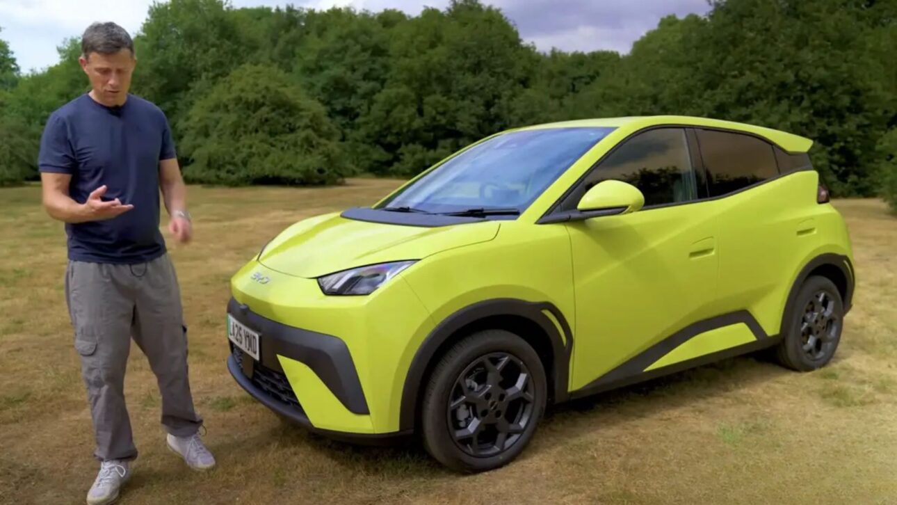 BYD Dolphin Mini atinge 270 km de autonomia e 0 a 100 km/h em 7,7 s, mas recebe críticas sobre acabamento e custo-benefício.