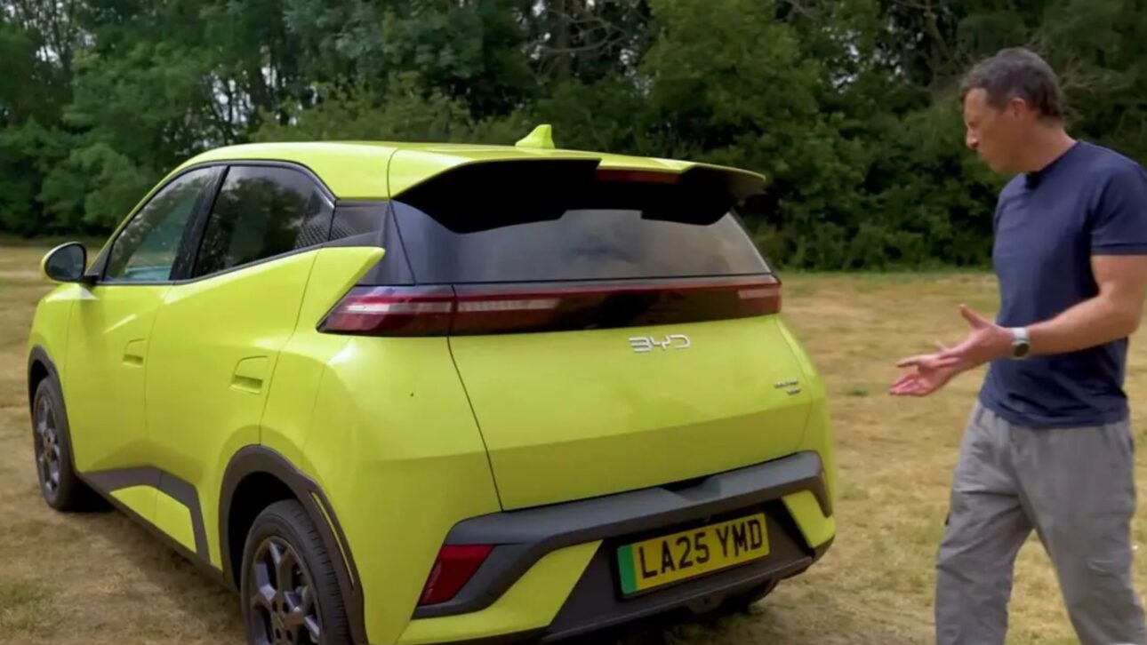 BYD Dolphin Mini atinge 270 km de autonomia e 0 a 100 km/h em 7,7 s, mas recebe críticas sobre acabamento e custo-benefício.