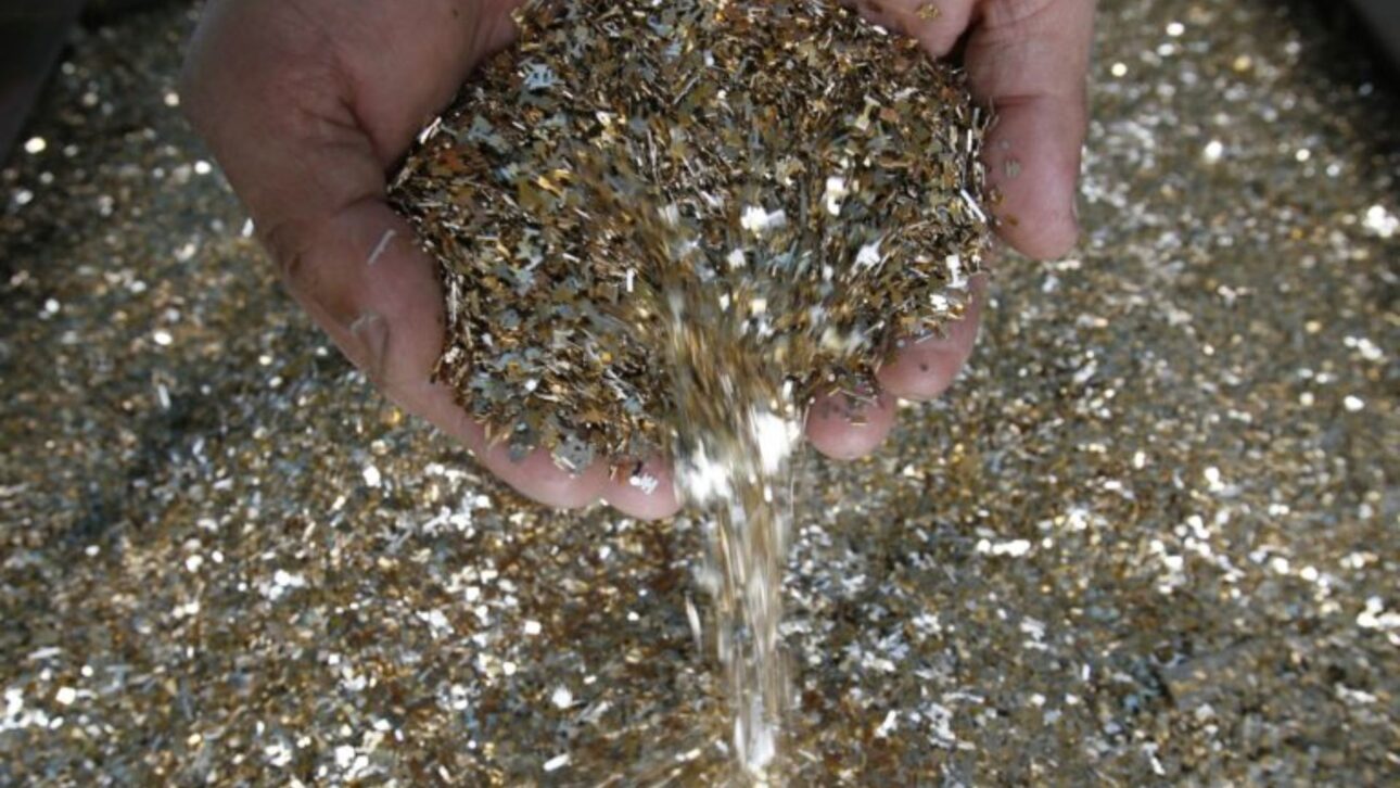 Descubre el mineral más valioso del mundo, del núcleo de la Tierra a la alta tecnología, y su papel vital en la economía global.