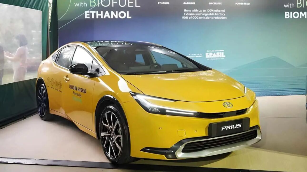 Toyota presenta Prius híbrido plug-in flex en Brasil, con etanol y recarga eléctrica, prometiendo alta eficiencia y bajas emisiones.