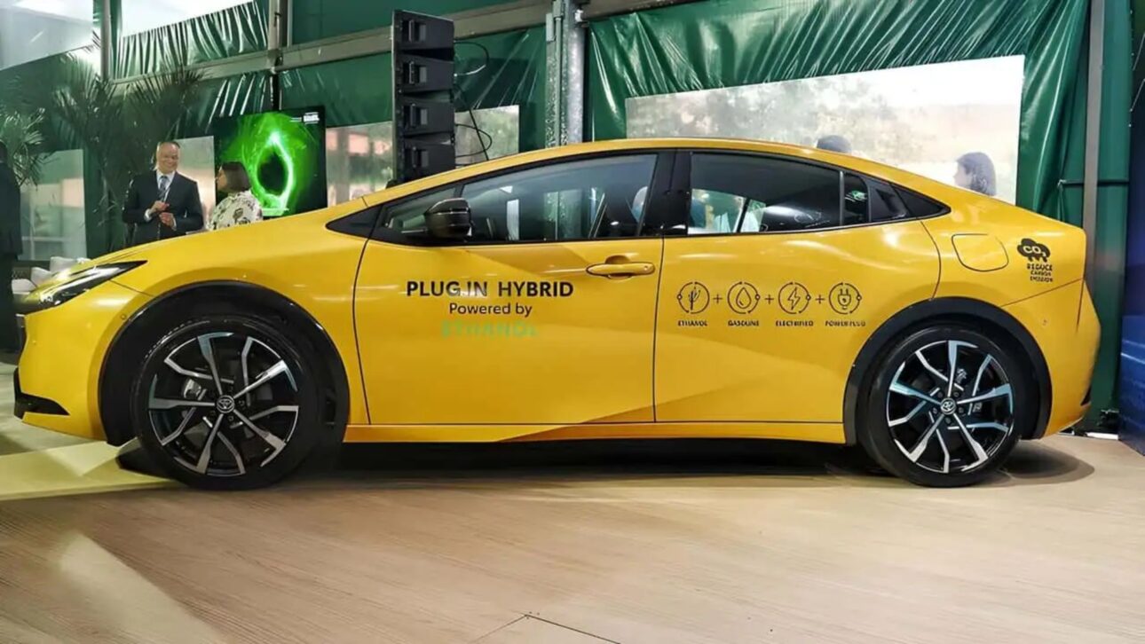 Toyota presenta Prius híbrido plug-in flex en Brasil, con etanol y recarga eléctrica, prometiendo alta eficiencia y bajas emisiones.