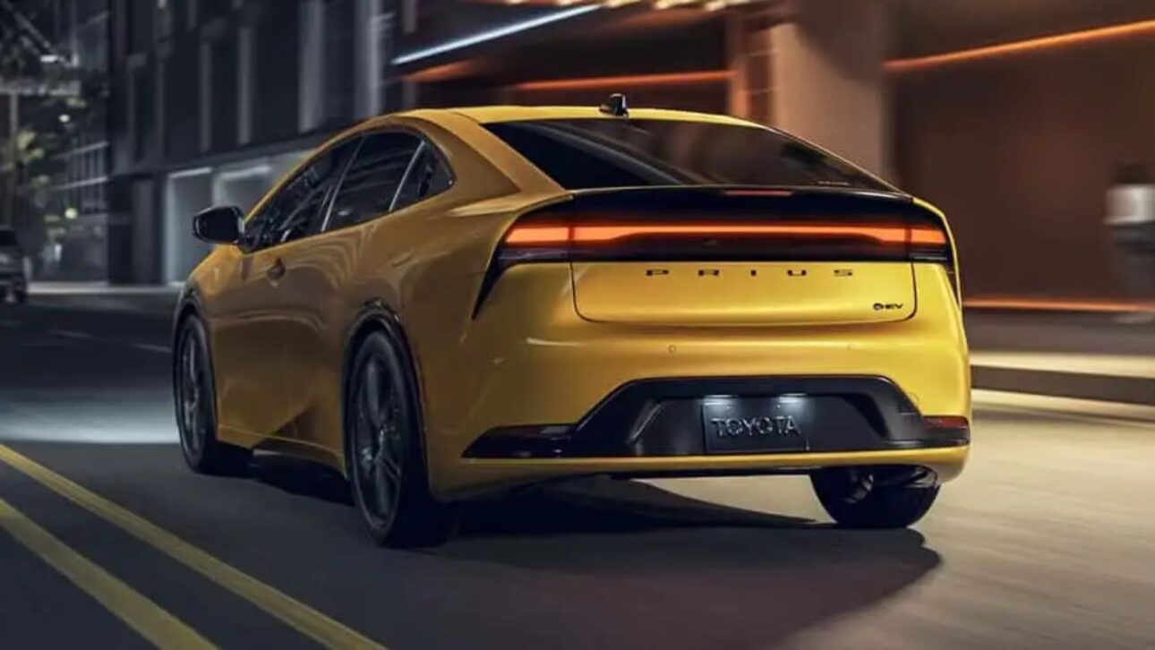 Toyota presenta Prius híbrido plug-in flex en Brasil, con etanol y recarga eléctrica, prometiendo alta eficiencia y bajas emisiones.