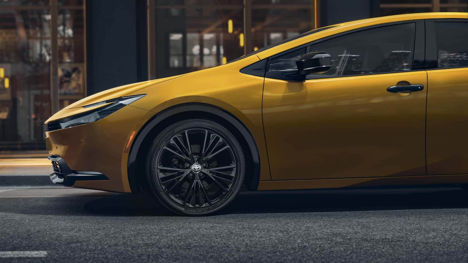 Toyota apresenta Prius híbrido plug-in flex no Brasil, com etanol e recarga elétrica, prometendo alta eficiência e baixas emissões.