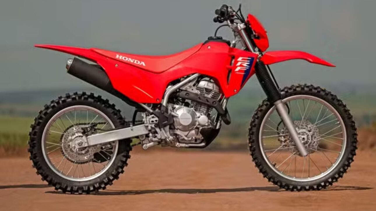 Nueva Honda CRF 300F 2026 llega con motor 293cc, 24,6 cv, cambio de 6 marchas, suspensión rediseñada y precio sugerido de R$ 24.027.