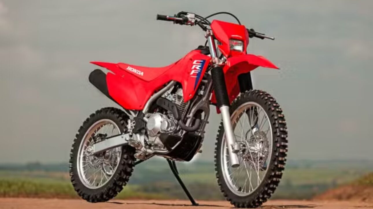 Nueva Honda CRF 300F 2026 llega con motor 293cc, 24,6 cv, cambio de 6 marchas, suspensión rediseñada y precio sugerido de R$ 24.027.