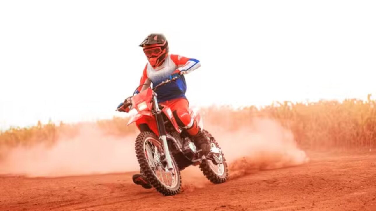 Nueva Honda CRF 300F 2026 llega con motor 293cc, 24,6 cv, cambio de 6 marchas, suspensión rediseñada y precio sugerido de R$ 24.027.