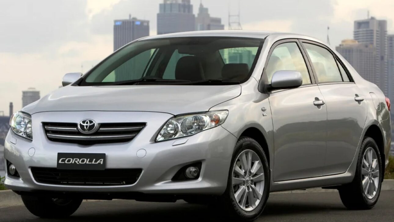 Toyota Corolla GLi 1.8 automático 2010 es sedán mediano usado con motor de 136 cv y maletero amplio. (Foto: divulgação)
