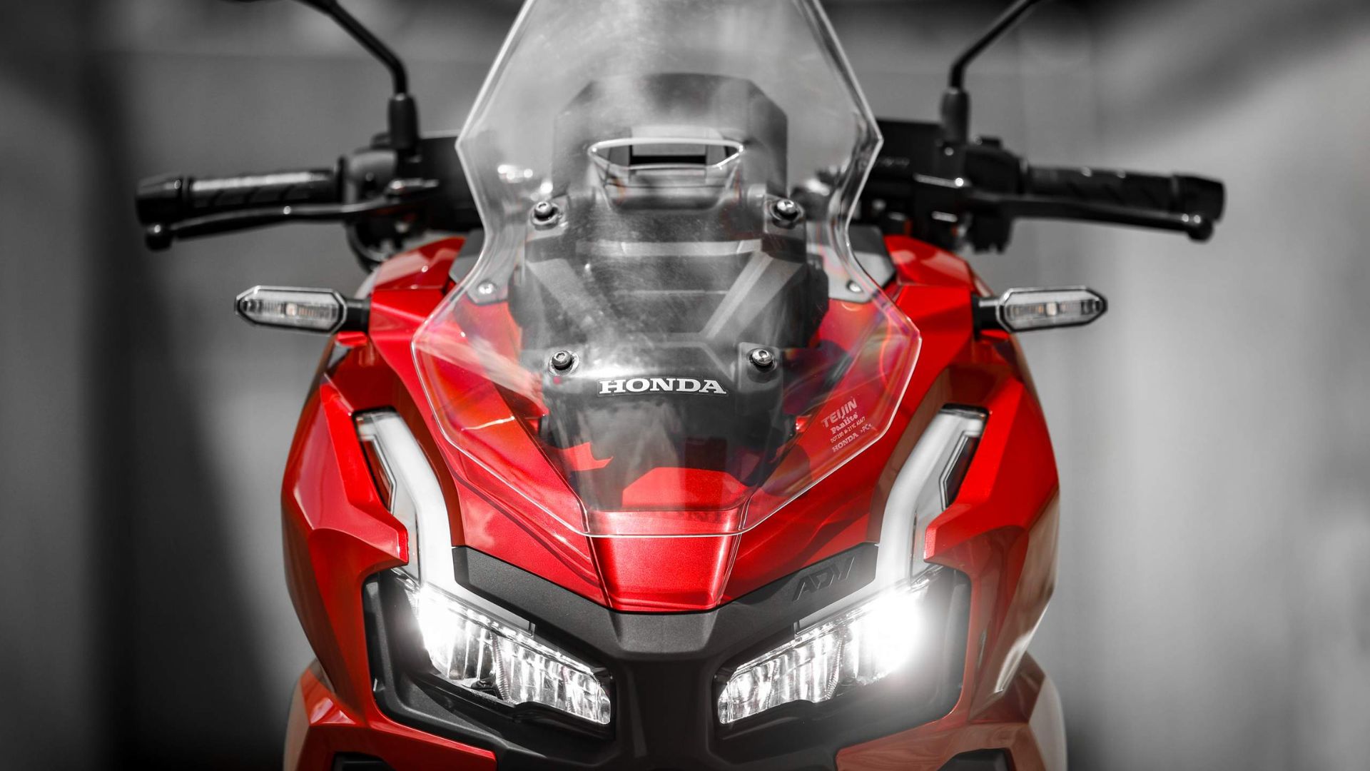 Honda ADV 160 combina motor moderno, até 40 km/l, ABS e HSTC, unindo economia, segurança e tecnologia em uma scooter versátil.