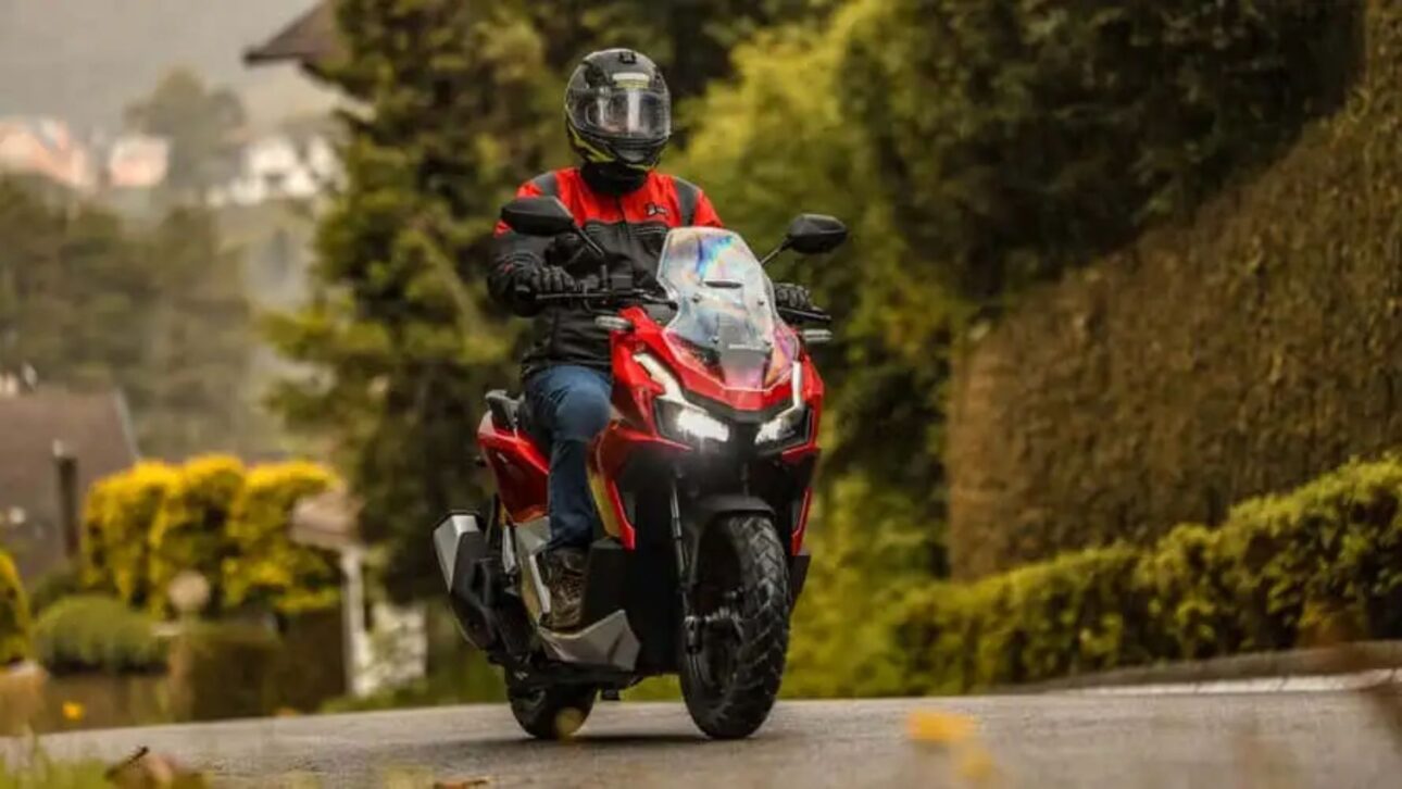 Honda ADV 160 combina motor moderno, hasta 40 km/l, ABS y HSTC, uniendo economía, seguridad y tecnología en una scooter versátil.