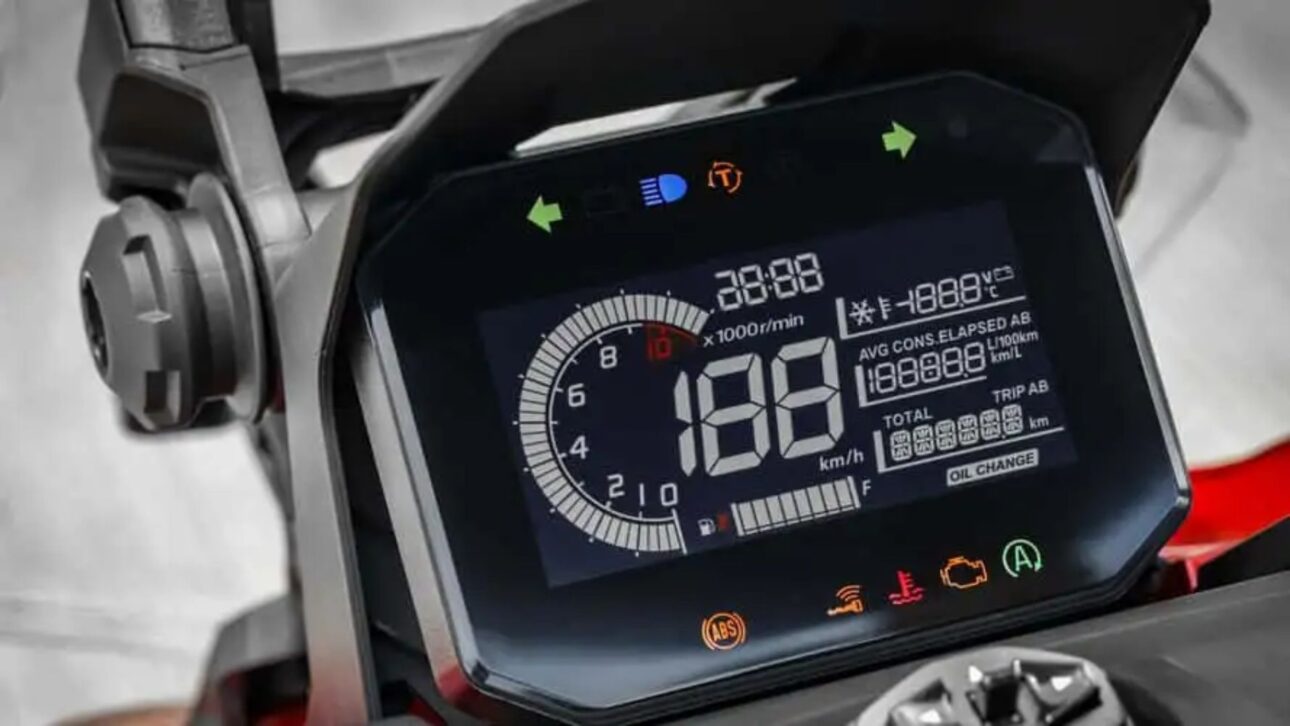 Honda ADV 160 combina motor moderno, hasta 40 km/l, ABS y HSTC, unindo economía, seguridad y tecnología en una scooter versátil.