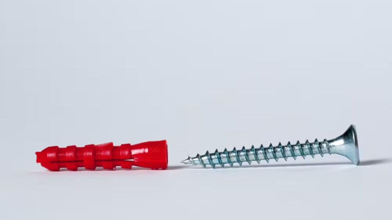 Descubre la origen de la bucha de tornillo y cómo guerras, fibras de yute y grandes inventores moldearon su evolución.