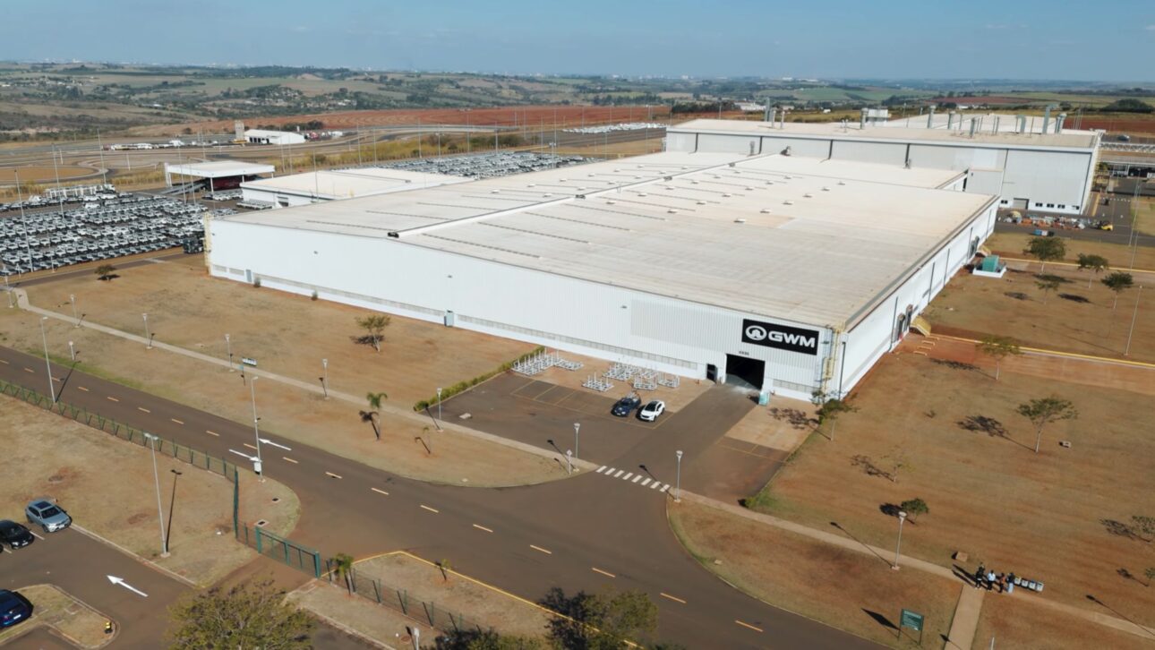 GWM inaugura fábrica en Iracemápolis con R$ 10 bi en inversiones, foco en híbridos plug-in y asociación para motor híbrido flex.