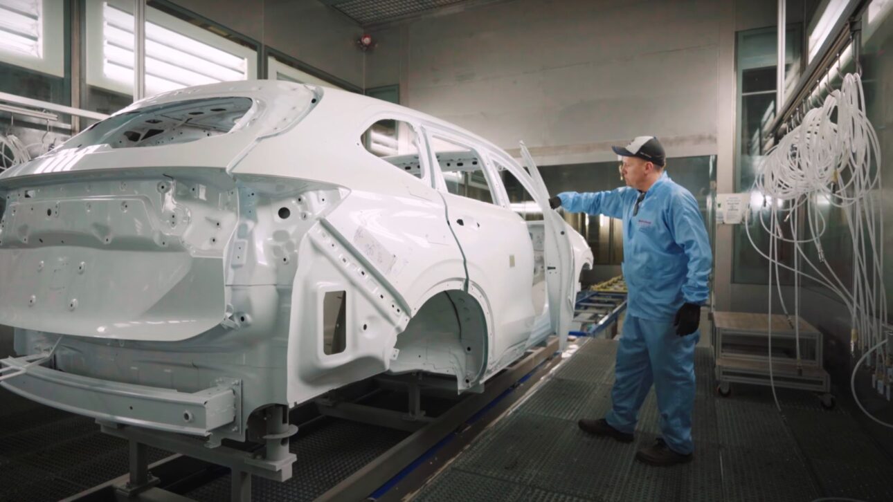 GWM inaugura fábrica en Iracemápolis con R$ 10 bi en inversiones, foco en híbridos plug-in y asociación para motor híbrido flex.