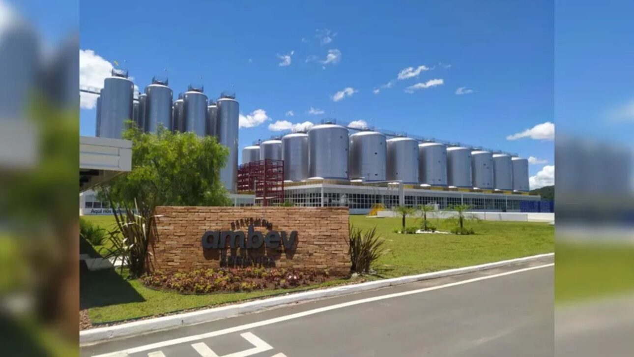 Ambev invierte R$ 870 millones en fábrica de botellas en Paraná para reforzar logística y enfrentar la competencia en el sector de cervezas.