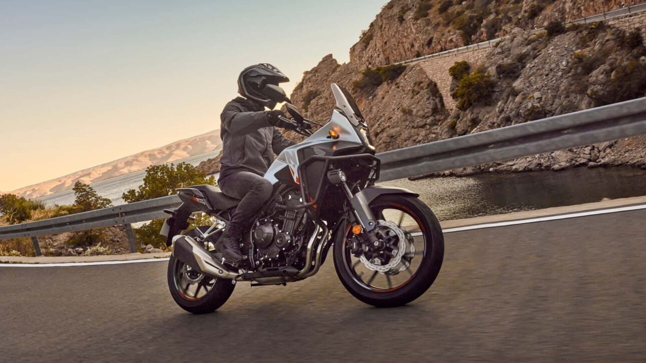 Honda NX500 2026 estreia no Brasil com motor mais ágil, painel TFT, controle de tração e novo design. Confira ficha técnica completa.