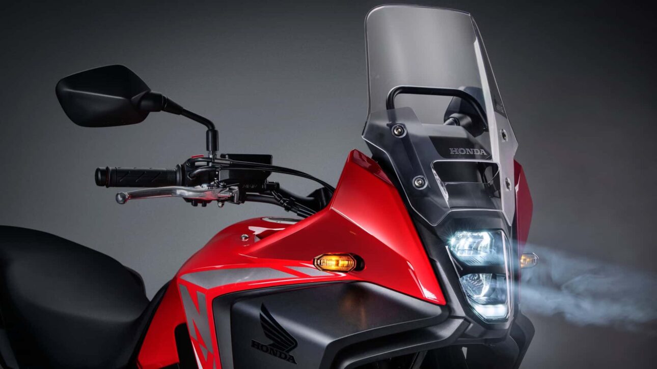 Honda NX500 2026 estreia no Brasil com motor mais ágil, painel TFT, controle de tração e novo design. Confira ficha técnica completa.