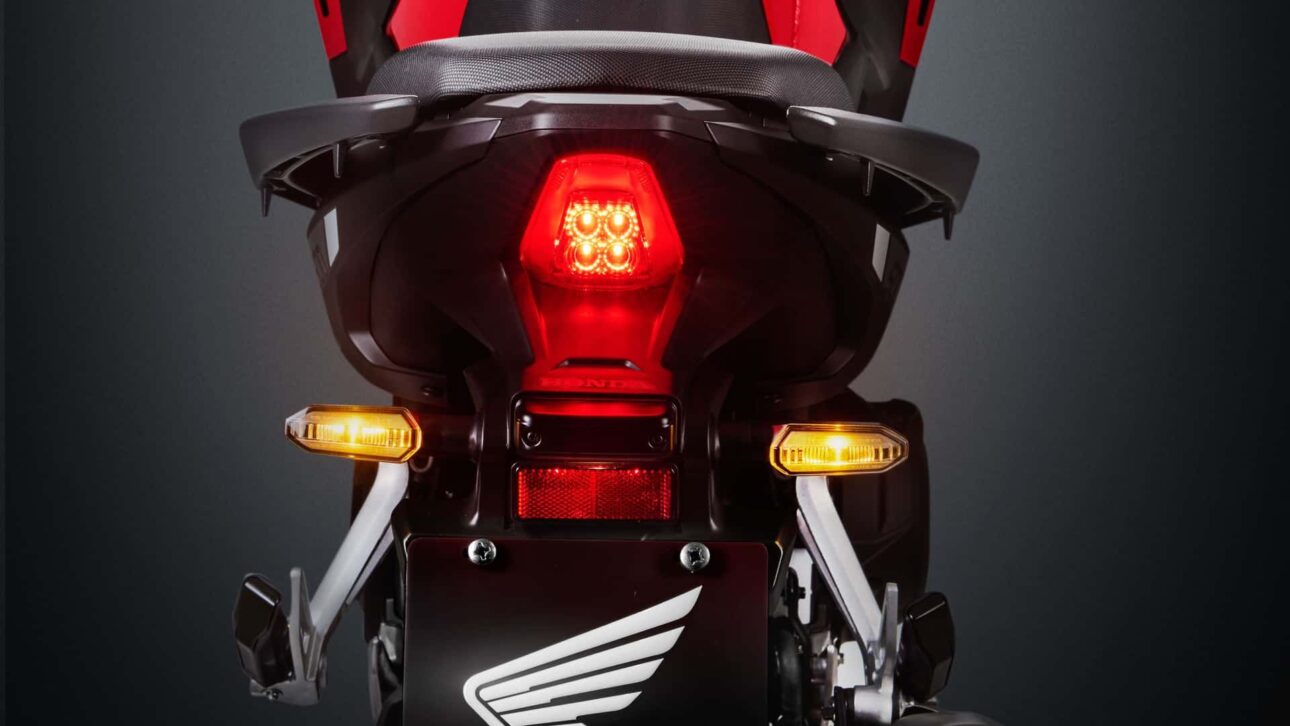 Honda NX500 2026 estreia no Brasil com motor mais ágil, painel TFT, controle de tração e novo design. Confira ficha técnica completa.