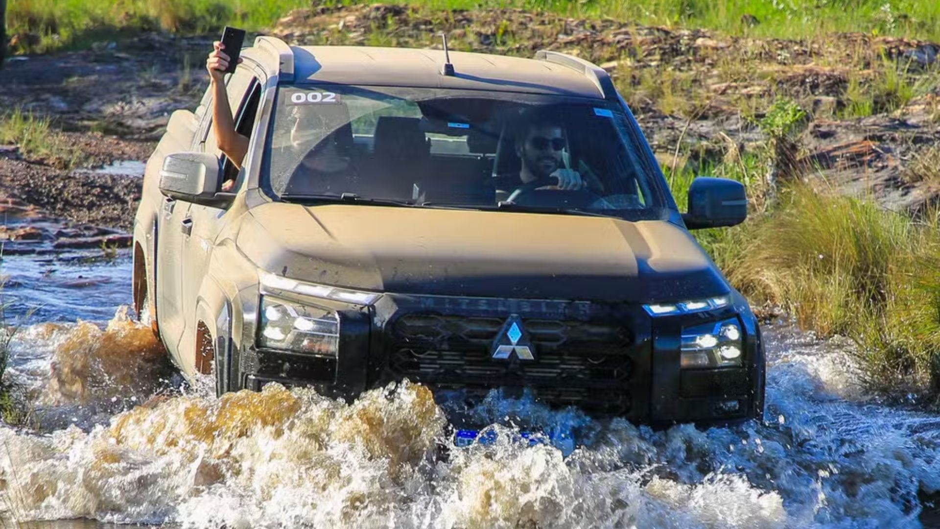 Mitsubishi Triton Katana llega con 205 cv, 7 modos off-road y dirección eléctrica, pero mantiene centro simple y acabado básico.