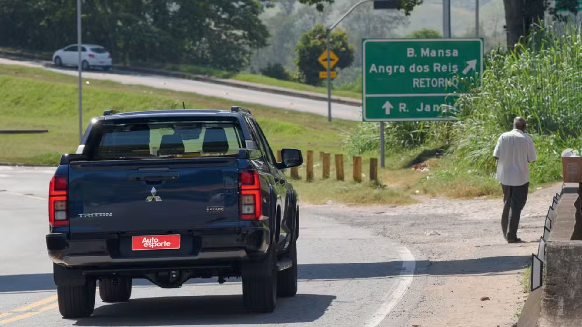 Mitsubishi Triton Katana llega con 205 cv, 7 modos off-road y dirección eléctrica, pero mantiene centro simple y acabado básico.